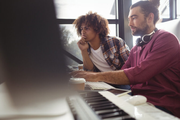 Deux hommes qui joue au piano