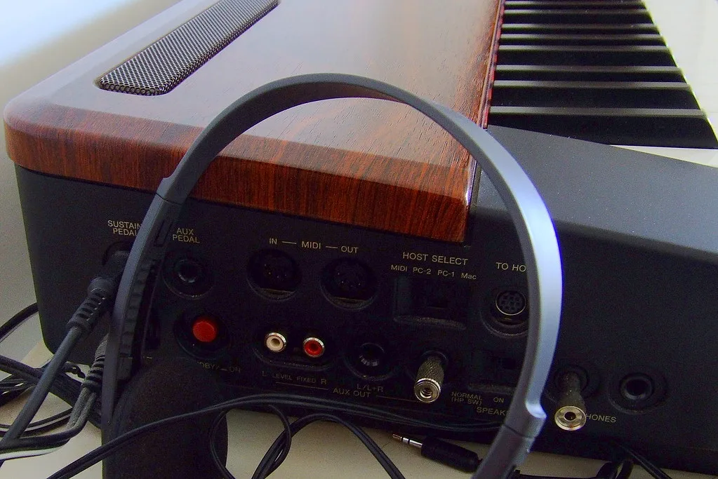 Jouer du piano au casque : quel casque, quelles prises, et les voisins