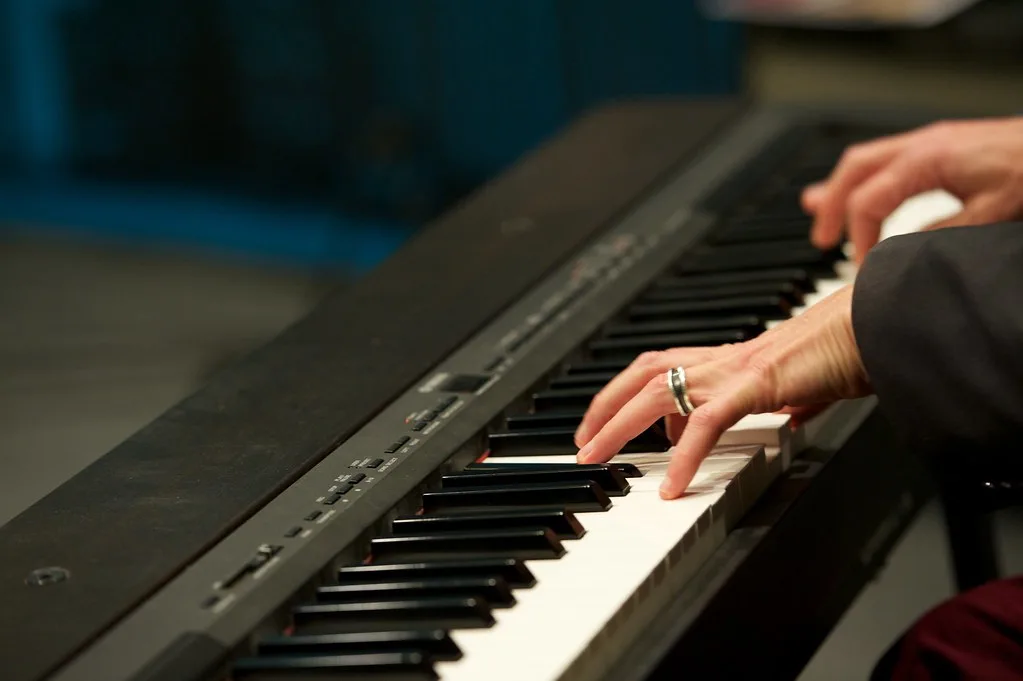 Yamaha ou Roland : quel piano numérique choisir, modèle par modèle ?