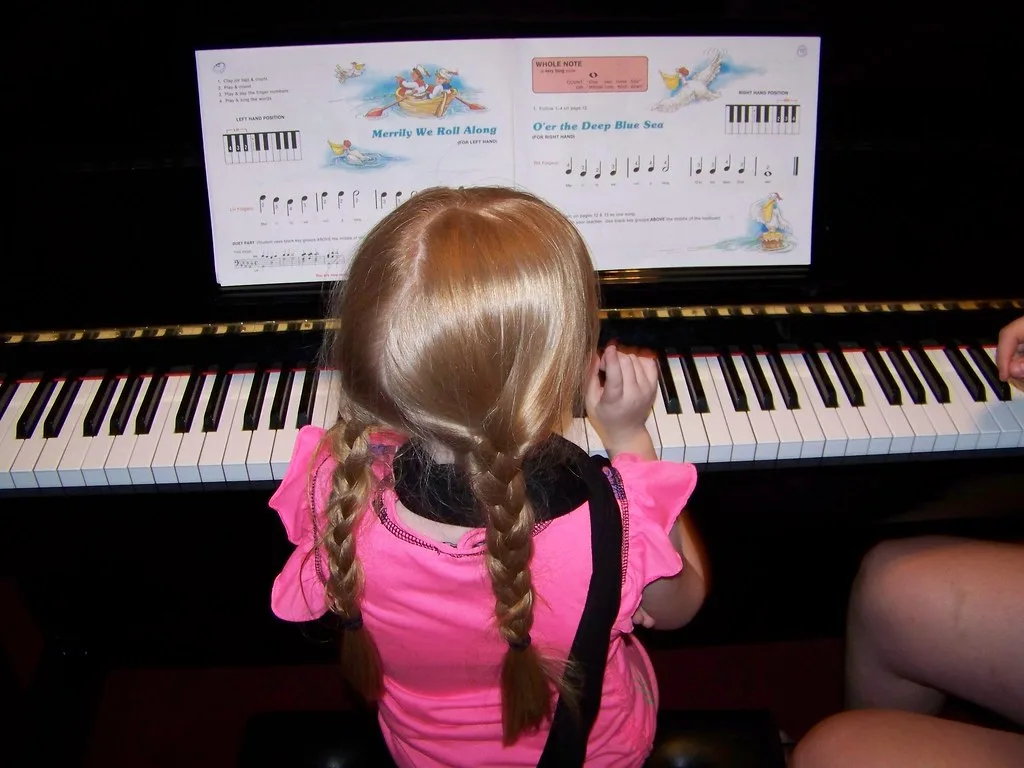 Piano pour enfant : à quel âge commencer, et sur quel instrument