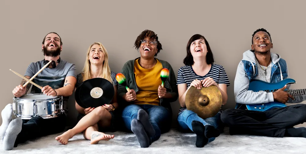 Des musiciens assis avec des instruments traditionnels du monde