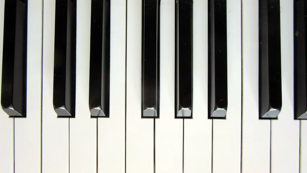 Les touches blanches et noires d’un piano, vues de face